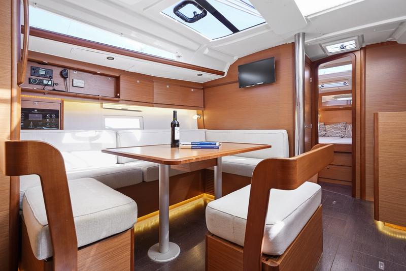Book yachts online - sailboat - Dufour 430 - Levan - rent