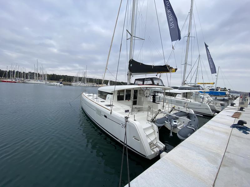 Book yachts online - catamaran - Lagoon 39 - VERTIGO - rent