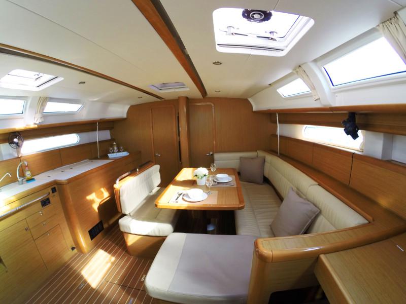 Book yachts online - sailboat - Sun Odyssey 44 i - Vendavel - rent