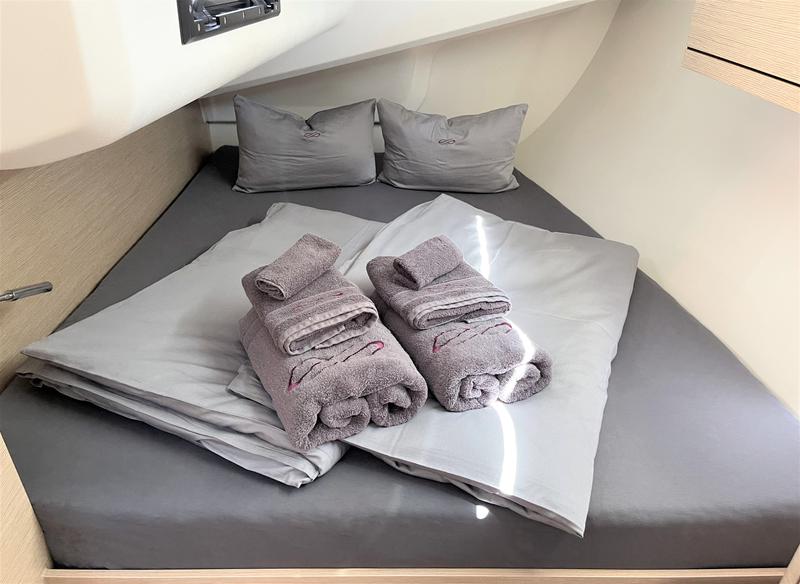 Book yachts online - sailboat - Hanse 418 - Infinity of Moments - rent