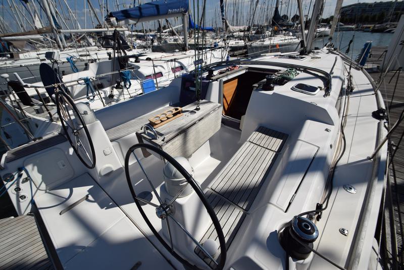 Book yachts online - sailboat - Dufour 335 Grand Large - Vittoria - rent