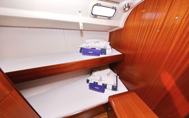 Book yachts online - sailboat - Bavaria 44 - Scorpion - rent