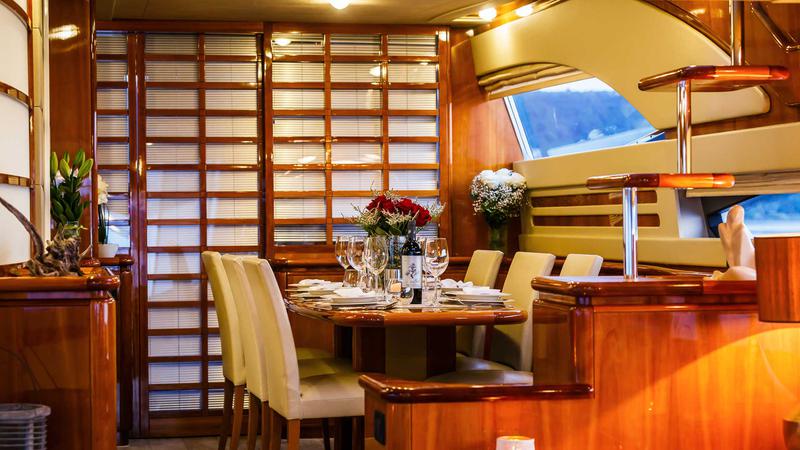 Book yachts online - motorboat - Ferretti 760 - Quo Vadis I - rent