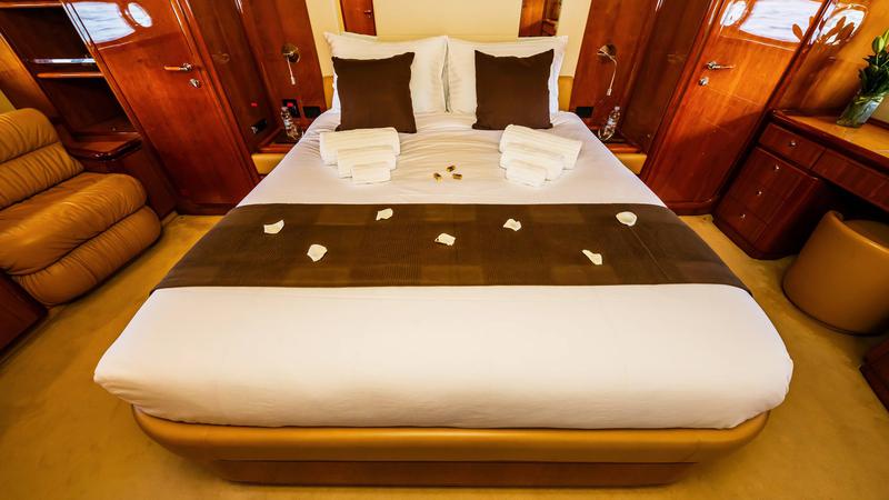 Book yachts online - motorboat - Ferretti 760 - Quo Vadis I - rent