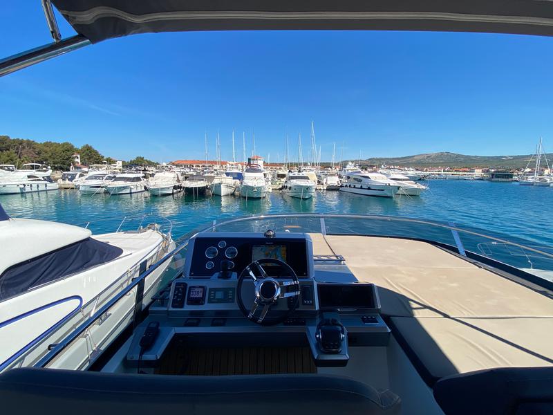 Book yachts online - motorboat - Galeon 550 Sky - GREMIX - rent