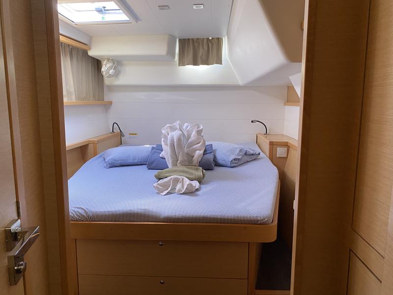 Book yachts online - catamaran - Lagoon 450F/4 cab - Pyrosea - rent