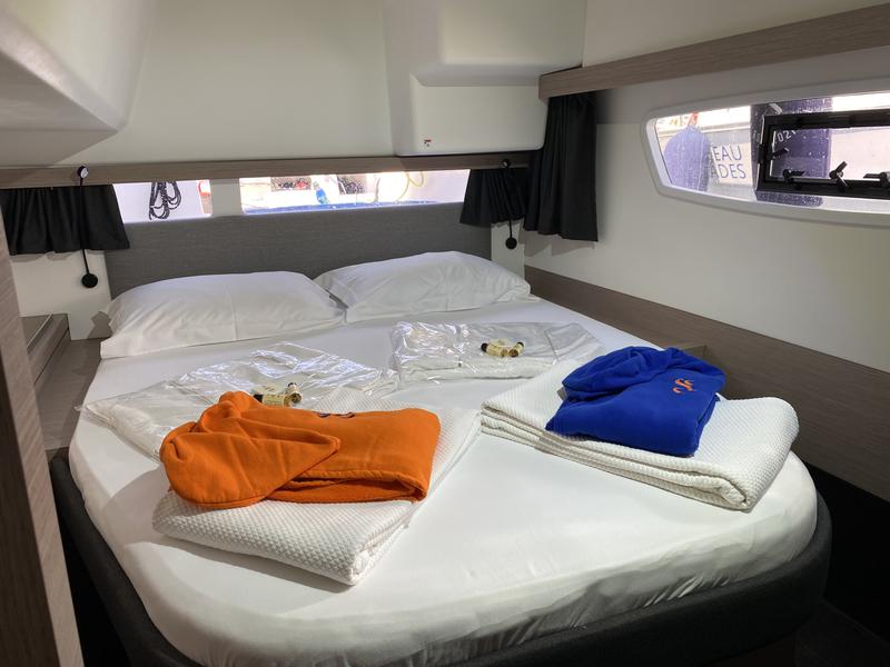 Book yachts online - catamaran - Isla 40 - SAM - rent