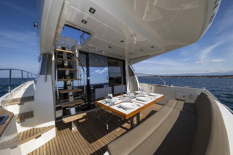 Book yachts online - motorboat - Prestige 550 Fly - Floria - rent