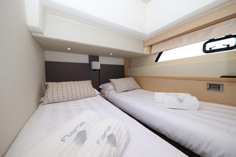 Book yachts online - motorboat - Prestige 550 Fly - Floria - rent