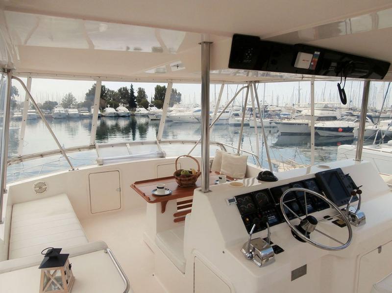 Book yachts online - motorboat - Riviera 48 Flybridge - MARINA - rent