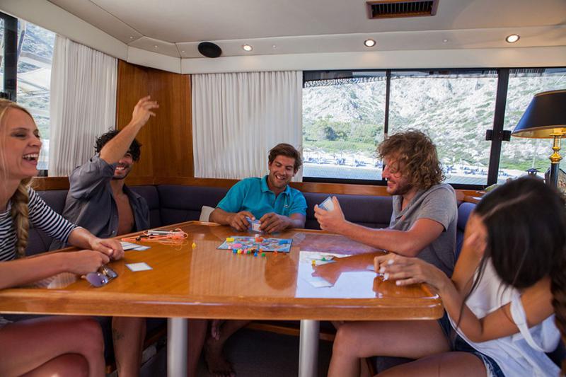 Book yachts online - motorboat - Riviera 48 Flybridge - MARINA - rent