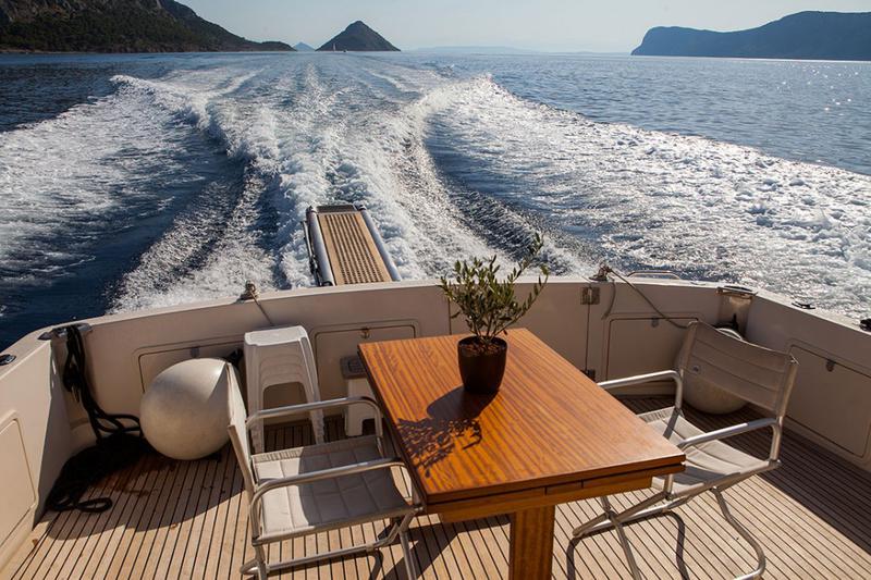 Book yachts online - motorboat - Riviera 48 Flybridge - MARINA - rent