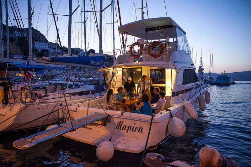 Book yachts online - motorboat - Riviera 48 Flybridge - MARINA - rent