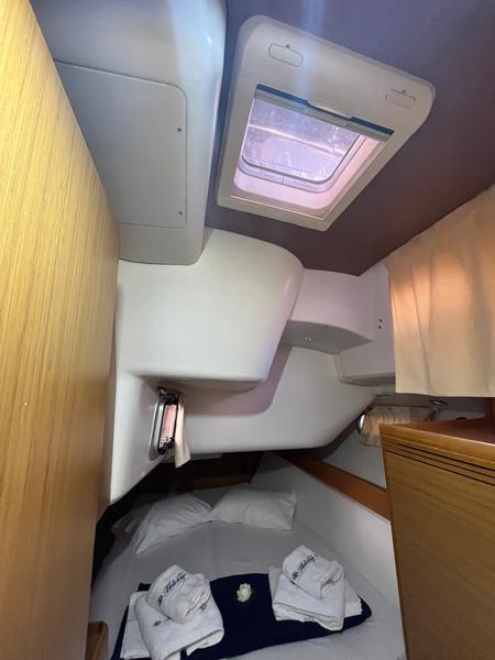 Book yachts online - sailboat - Sun Odyssey 42 i Performance - Waterproof - rent
