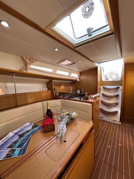 Book yachts online - sailboat - Sun Odyssey 42 i Performance - Waterproof - rent
