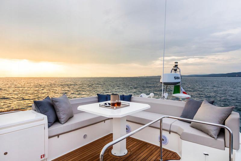 Book yachts online - motorboat - Ferretti 450 - Betty - rent