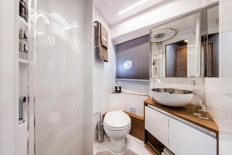 Book yachts online - motorboat - Ferretti 450 - Betty - rent