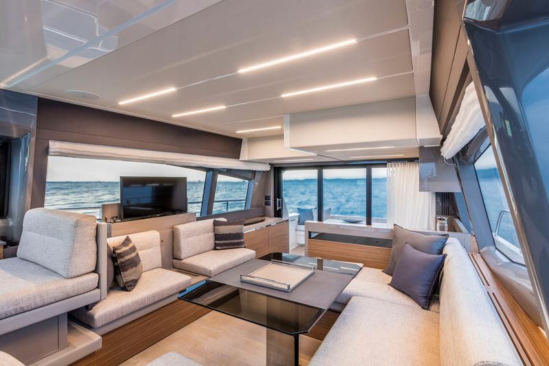 Book yachts online - motorboat - Ferretti 450 - Betty - rent