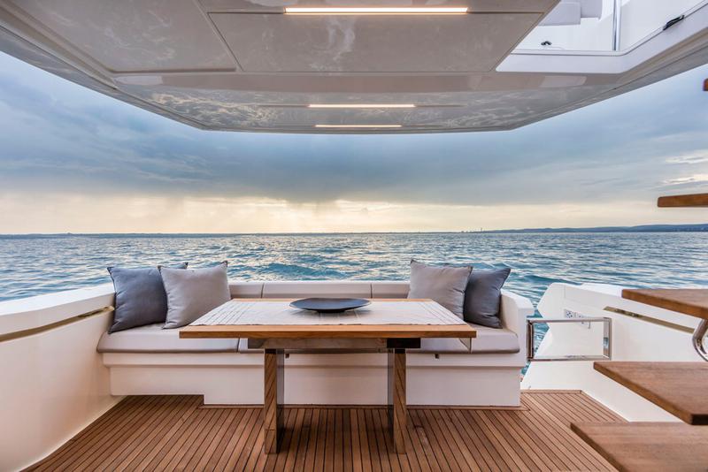 Book yachts online - motorboat - Ferretti 450 - Betty - rent