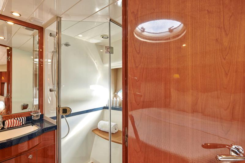 Book yachts online - motorboat - Princess V70 - Estia One - rent