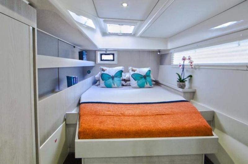 Book yachts online - catamaran - Leopard 48 - Black Swan - rent