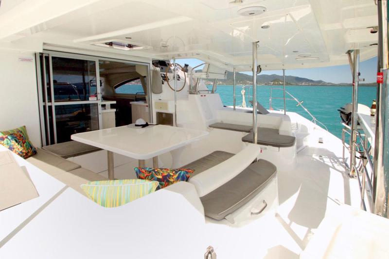 Book yachts online - catamaran - Leopard 48 - Black Swan - rent