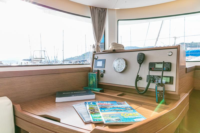 Book yachts online - catamaran - Lagoon 42 - Verne - rent