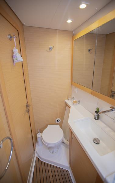Book yachts online - catamaran - Lagoon 450 - La Luna-1 - rent