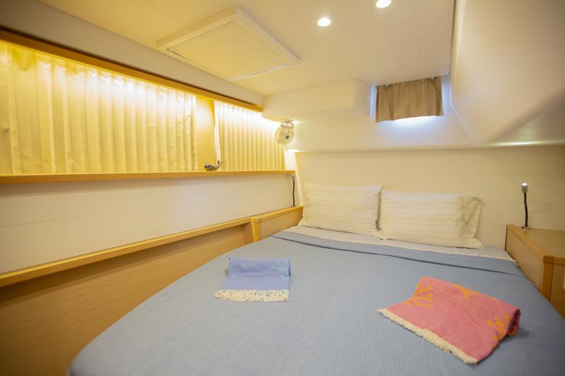 Book yachts online - catamaran - Lagoon 450 - La Luna-1 - rent