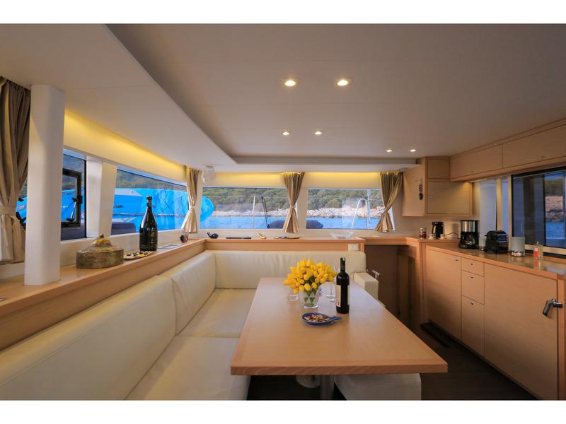 Book yachts online - catamaran - Lagoon 450 - La Luna-1 - rent