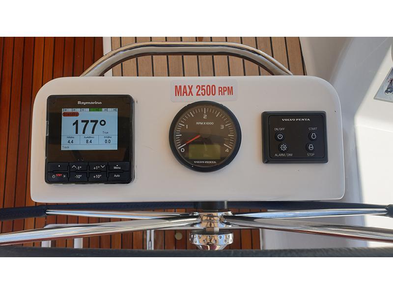 Book yachts online - sailboat - Dufour 390 Grand Large - Sara - rent