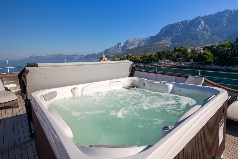 Book yachts online - motorboat - Luxury Motor Yacht - Diamond - rent
