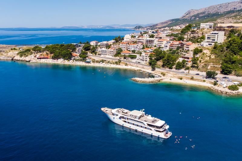 Book yachts online - motorboat - Luxury Motor Yacht - Diamond - rent