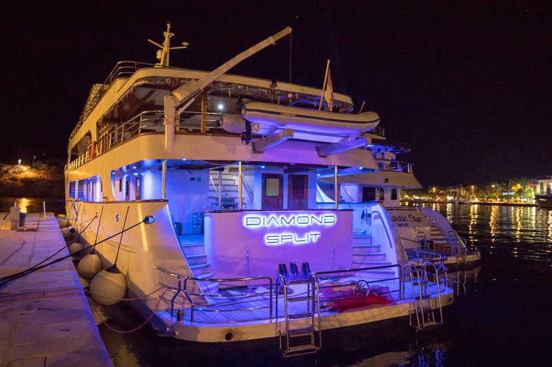Book yachts online - motorboat - Luxury Motor Yacht - Diamond - rent