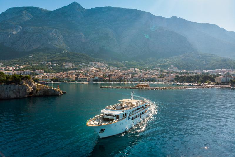 Book yachts online - motorboat - Luxury Motor Yacht - Diamond - rent