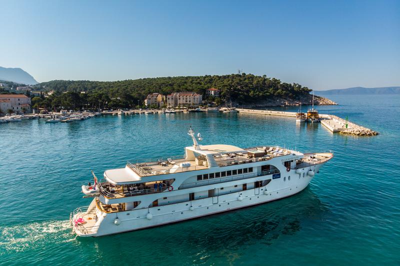 Book yachts online - motorboat - Luxury Motor Yacht - Diamond - rent