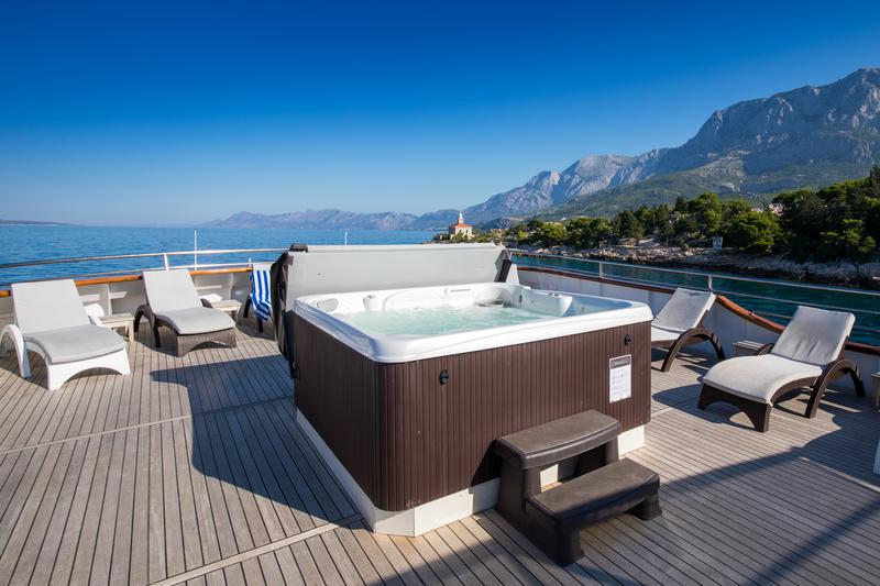 Book yachts online - motorboat - Luxury Motor Yacht - Diamond - rent