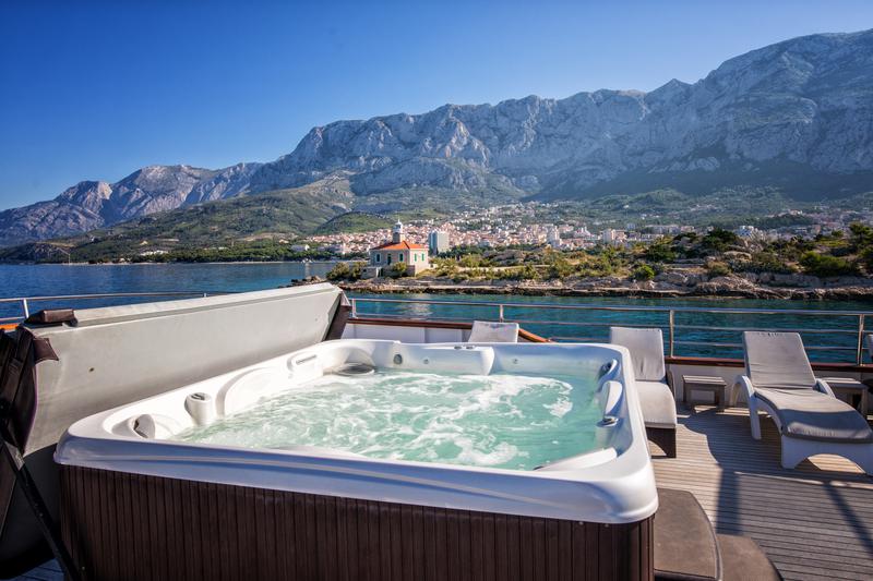Book yachts online - motorboat - Luxury Motor Yacht - Diamond - rent