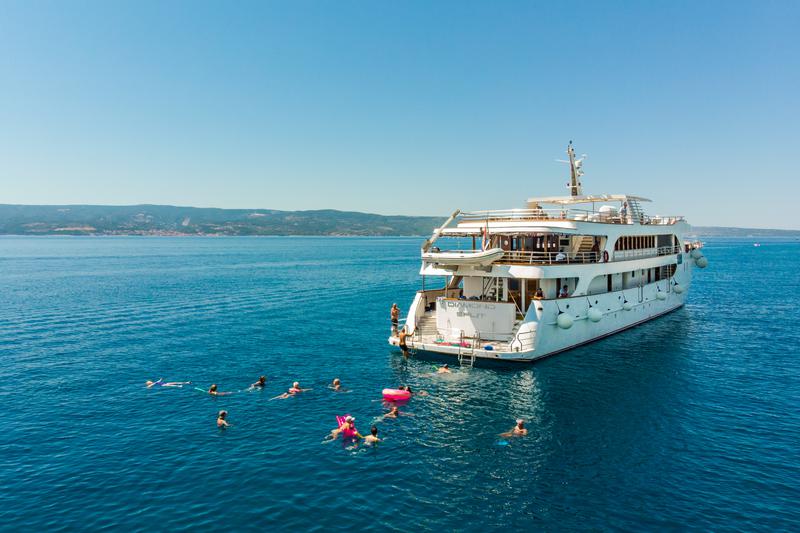 Book yachts online - motorboat - Luxury Motor Yacht - Diamond - rent