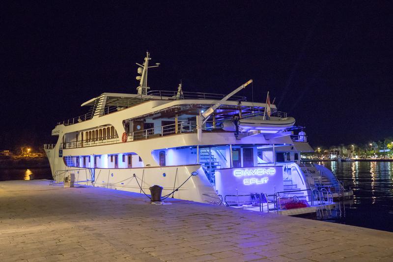 Book yachts online - motorboat - Luxury Motor Yacht - Diamond - rent