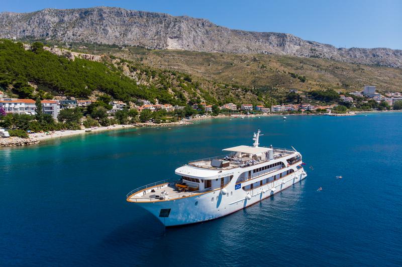 Book yachts online - motorboat - Luxury Motor Yacht - Diamond - rent