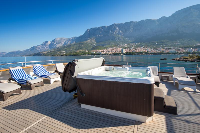 Book yachts online - motorboat - Luxury Motor Yacht - Diamond - rent
