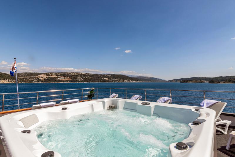 Book yachts online - motorboat - Luxury Motor Yacht - Suzana - rent