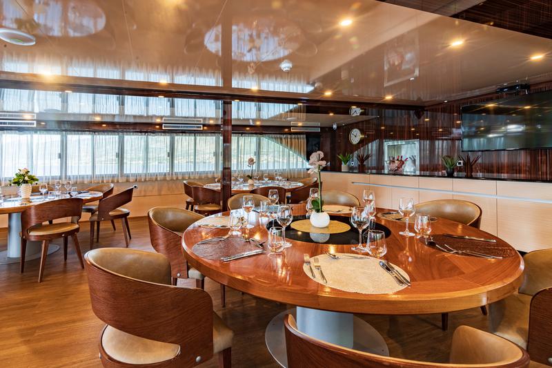 Book yachts online - motorboat - Luxury Motor Yacht - New Star - rent