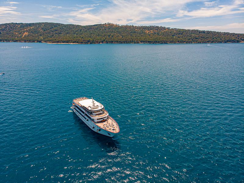 Book yachts online - motorboat - Luxury Motor Yacht - New Star - rent