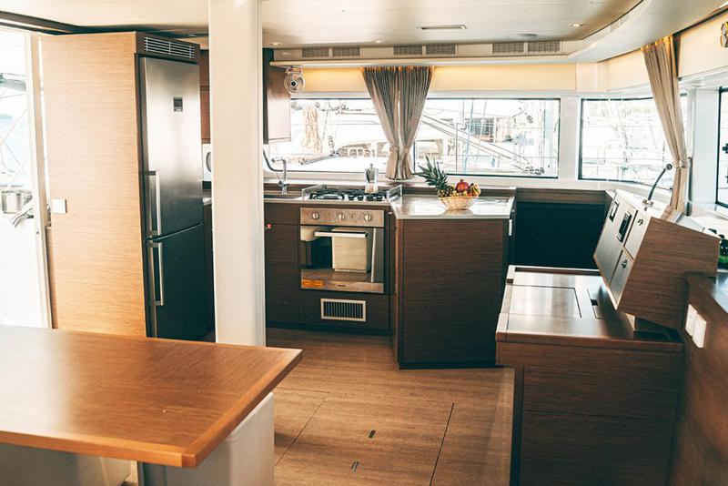 Book yachts online - catamaran - Lagoon 52F - AKANA - rent