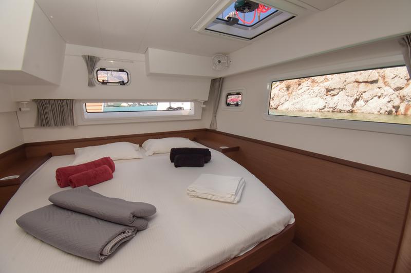 Book yachts online - catamaran - Lagoon 42 - Aenaos - rent