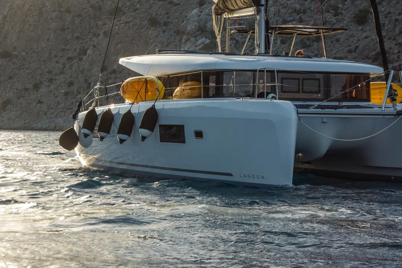 Book yachts online - catamaran - Lagoon 42 - Aenaos - rent