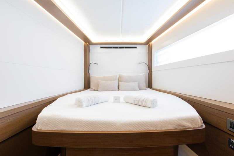 Book yachts online - catamaran - Lagoon 46 - Hydra - rent