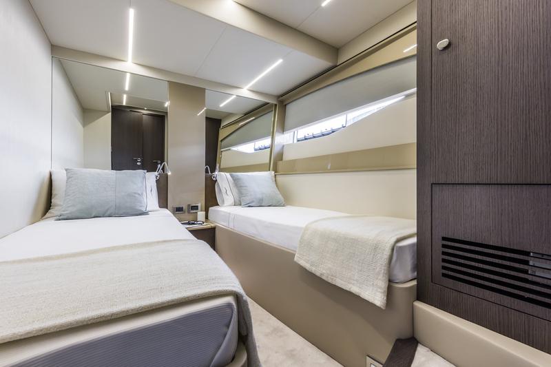 Book yachts online - motorboat - Numarine 62 - Journey - rent